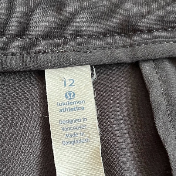 LULULEMON “Long Story” Black Shorts size 12 pleat front 4 pockets EUC 100% Poly - Picture 7 of 7